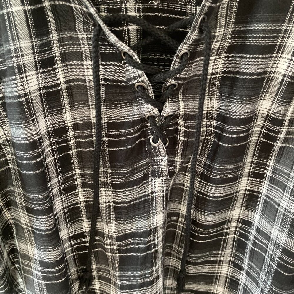 Women Mudd Plaid Shirt Size Medium Black White - Picture 3 of 5